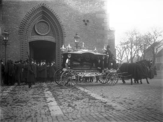 Likbärar Enighetens vagn utanför S:t Petri Kyrka i Malmö 1919, Fotograf: Ragnar Küller / Malmö Museer